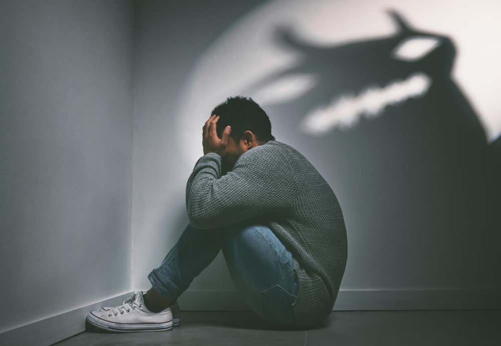 Psicóloga acompañando a paciente en tratamiento de trauma en consulta